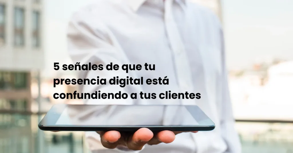 Persona sosteniendo una tablet simbolizando presencia digital confusa para clientes