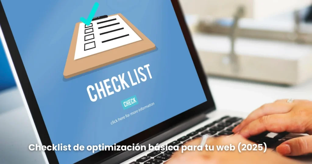 Checklist digital en pantalla de laptop para optimizar sitio web