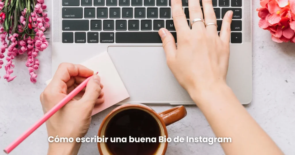 escribiendo notas frente a laptop para crear bio profesional de instagram