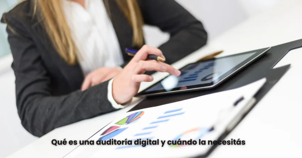 profesional analizando gráficos en tablet para evaluar presencia digital