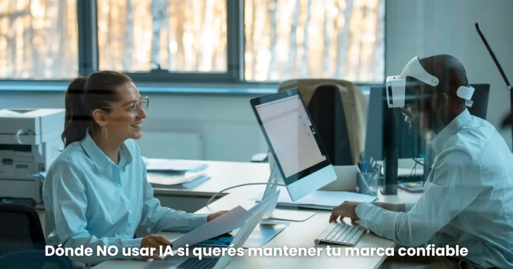 profesionales usando tecnología avanzada y realidad virtual en entorno de trabajo