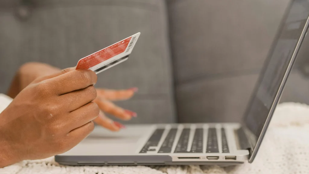 laptop y mano con tarjeta de credito en mano compras por internet