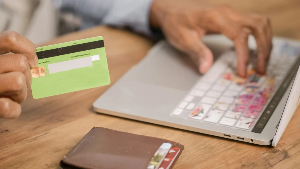 Mano Con Una Tarjeta De Credito Y Una Laptop Compras Por Internet 1024x577